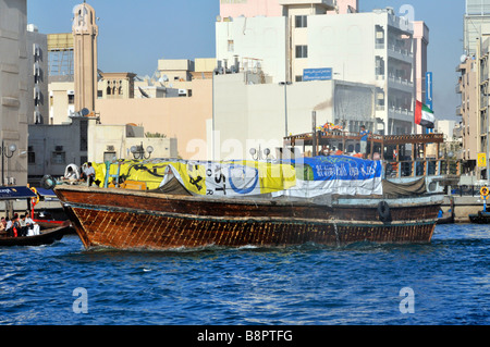 Dubai Creek e completamente caricato a bordo di un giunco in movimento Foto Stock