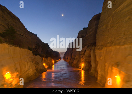 Canale di Corinto di notte Foto Stock