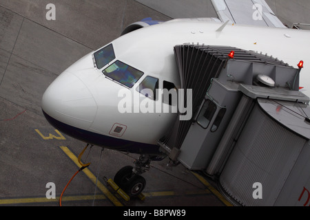 Aereo Jet al terminal dell'aeroporto internazionale di Dusseldorf, con airbridge al piano Foto Stock