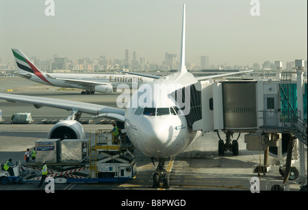 Aeromobile su asfalto all'aeroporto di Dubai, UAE Foto Stock