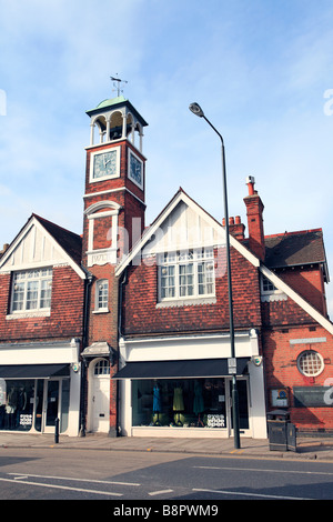 Regno Unito South West London Wimbledon Village la vecchia stazione dei vigili del fuoco di clock tower in strada alta. Foto Stock