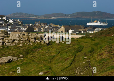 Un gruppo di escursionisti in appoggio di HUGH TOWN, St Mary, isole Scilly, Cornwall, Regno Unito Foto Stock