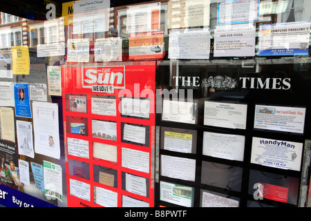 Regno Unito South West London Wimbledon Village piccole inserzioni in una finestra di giornalai Foto Stock