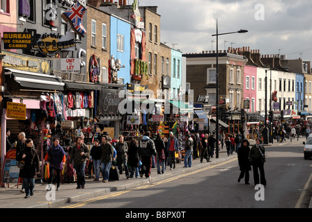 La folla su Camden High Street London REGNO UNITO Foto Stock
