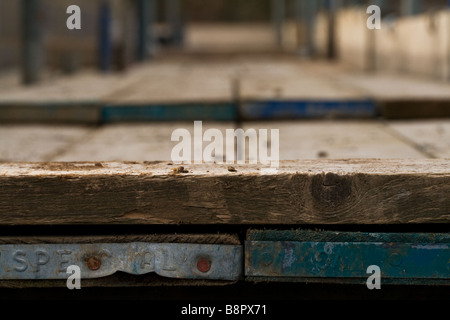 Tavole di legno su una impalcatura su un sito di costruzione Foto Stock