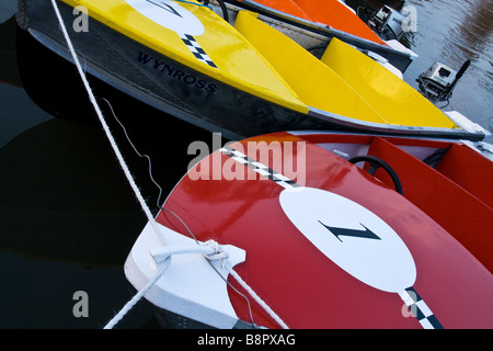 Due coloratissimi barche a motore sul fiume Tamigi Henley Foto Stock