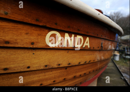 Boatbuilder e riparatore Ryan Kearley tra barche sta lavorando al suo Barcombe workshop nel Sussex Foto Stock