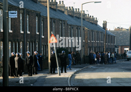 I minatori sciopero del 1984 1985 polizia pattuglia le strade del villaggio Hickleton South Yorkshire durante lo sciopero COPYRIGHT Foto Stock