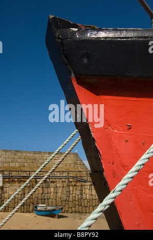 Un rosso barca ormeggiata in Hugh porto cittadino. St Mary's. Isole Scilly. La Cornovaglia. In Inghilterra. Regno Unito Foto Stock