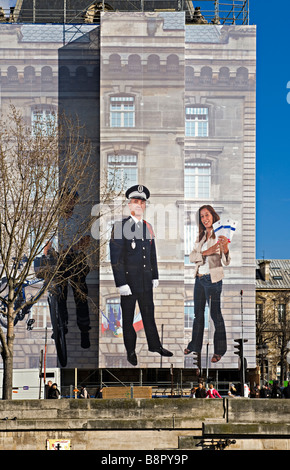 Arte di impalcatura a copertura di un edificio sul Quai du Marché Neuf, Parigi, Francia Foto Stock