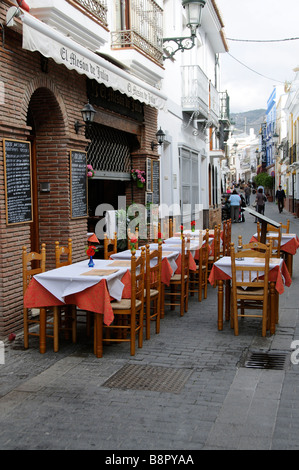 Il ristorante vuoto e tabelle vuote prevista e pronto per la custom su una strada della città di Nerja spagna meridionale Foto Stock