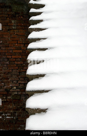 Vista scale di casa senza tetto coperto di neve. Foto Stock