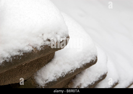 Vecchia scala passaggi coperti di neve in inverno. Foto Stock