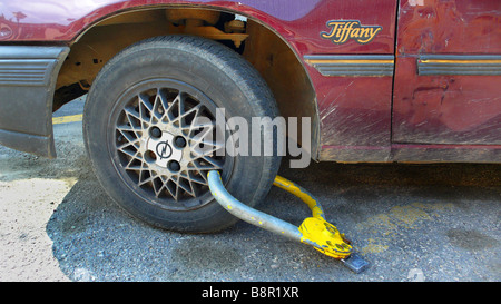 A morsetto di bloccaggio di ruota in corrispondenza di una ruota di un reato di parcheggio, spagna maiorca Alcudia Foto Stock