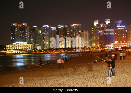 Night Shot di Busan (Pusan) spiaggia in Corea del Sud Foto Stock