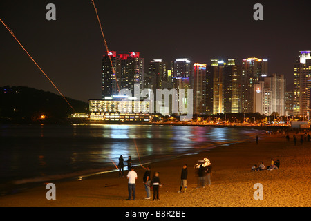 Night Shot di Busan (Pusan) spiaggia in Corea del Sud Foto Stock