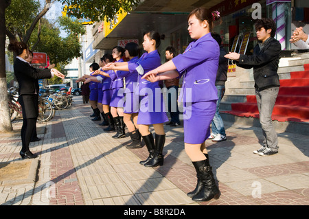 Local parrucchieri danza e spostare il segno dato loro dal proprio istruttore. Foto Stock