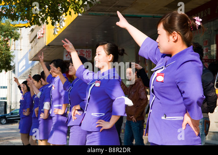 Local parrucchieri danza e spostare il segno dato loro dal proprio istruttore. Foto Stock