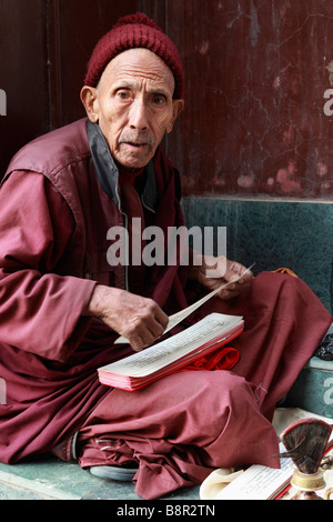 Il Nepal valle di Kathmandu vicino a Swayambhunath pellegrino tibetano libro di preghiera Foto Stock