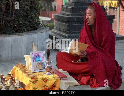 Il Nepal valle di Kathmandu vicino a Swayambhunath buddista tibetana pregando Foto Stock