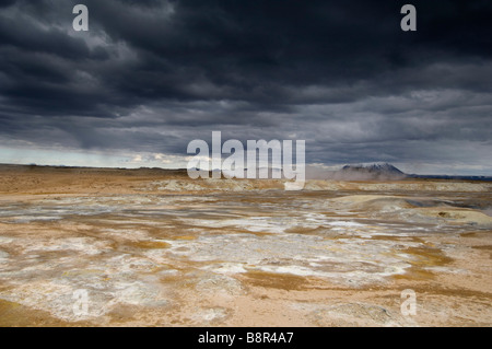 Hverir campi geotermici ai piedi della montagna di Namafjall Myvatn lago Islanda Foto Stock