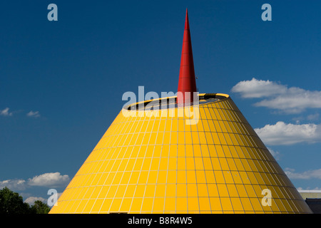 Unico giallo e rosso tetto conico del National Corvette Museum Bowling Green Kentucky negli Stati Uniti Foto Stock