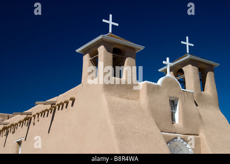 Adobe Architettura presso la chiesa di San Francisco de Asis in Ranchos de Taos New Mexico USA Foto Stock