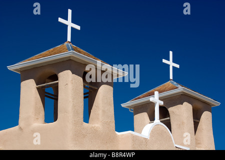 Adobe Architettura presso la chiesa di San Francisco de Asis in Ranchos de Taos New Mexico USA Foto Stock