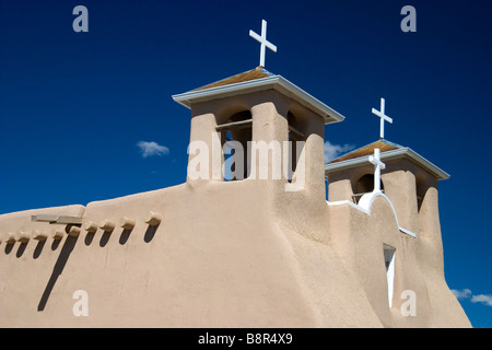 Adobe Architettura presso la chiesa di San Francisco de Asis in Ranchos de Taos New Mexico USA Foto Stock