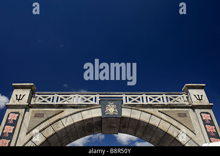 Indipendenza Arch a Chamberlain Bridge, centro di Bridgetown, sulla costa ovest di Barbados Foto Stock