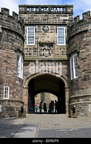 Persone di entrare nel Castello di Skipton North Yorkshire Regno Unito Foto Stock