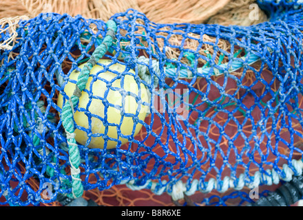 Astratto e primo piano di reti da pesca con galleggiante, giallo Blue Orange verde rete Foto Stock