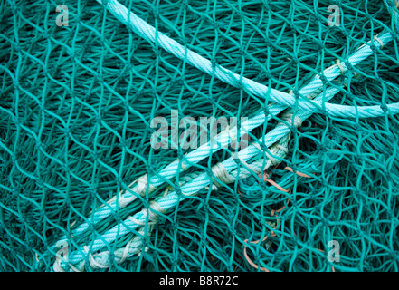 Una chiusura delle reti da pesca, verde netting in stretta fino, astratta della net/Molla/corda in dettaglio. Foto Stock