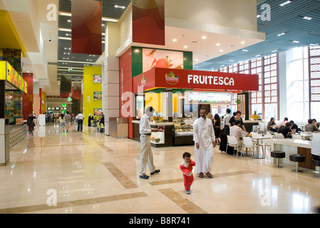 Centro commerciale interno, food hall, Dubai, UAE Foto Stock