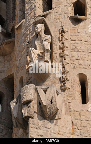 Gruppo di sculture sulla facciata della Passione (da Josep Maria Subirachs). La Sagrada Familia. Barcellona. La Catalogna. Spagna. Foto Stock