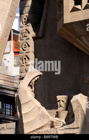 Gruppo di sculture sulla facciata della Passione (da Josep Maria Subirachs). La Sagrada Familia. Barcellona. La Catalogna. Spagna. Foto Stock