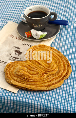 Palmier francese a forma di cuore e di biscotto tazza di caffè - Francia. Foto Stock