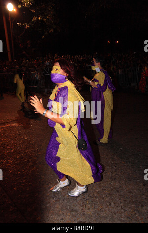 Giovane donna mascherata tra due uomini in strada durante il carnevale di Barranquilla, Atlantico, Colombia, Sud America Foto Stock