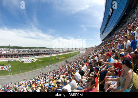 Tifosi sulle tribune a LifeLock 400 NASCAR gara a Michigan International Speedway, 2008. Foto Stock