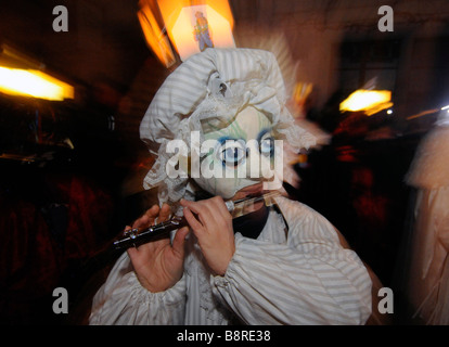 Ritratto di tipiche maschere durante il Carnevale di Basilea, in Svizzera. Questo evento, 'morgenstraich', inizia alle 4 del mattino. Foto Stock