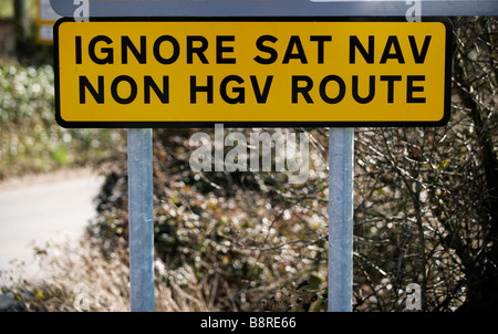 Un cartello stradale avvertenza camionisti di ignorare le direzioni i loro sistemi di navigazione via satellite stanno dando loro. Foto Stock