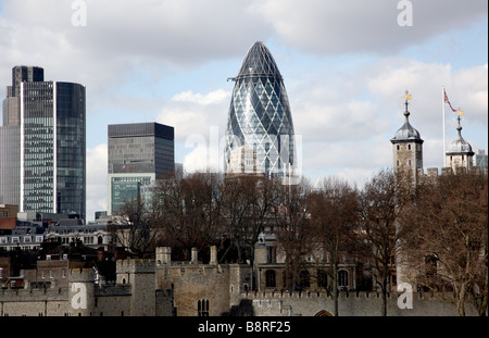 City of London grattacieli dietro la Torre di Londra Foto Stock