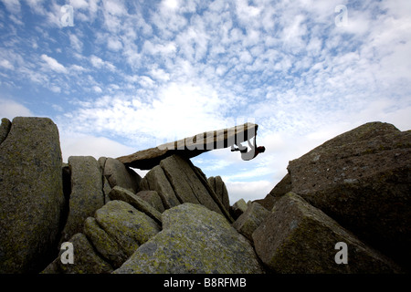 Scalatore maschio sulla pietra Cantilver Glyder Fach Snowdonia Gwynedd North Wales UK Foto Stock