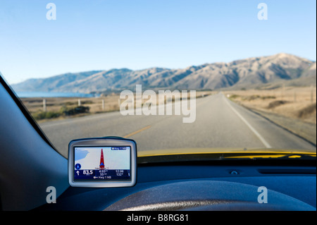 La navigazione satellitare GPS in auto sulla Pacific Coast Highway (Cabrillo Highway) a sud di Santa Lucia montagne, California Foto Stock