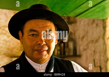 Gaucho argentino suona la sua fisarmonica in un ranch Foto Stock