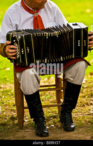 Gaucho argentino suona la sua fisarmonica in un ranch Foto Stock