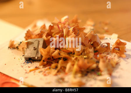 Un temperamatite con un sacco di immondizia di affilatura Foto Stock