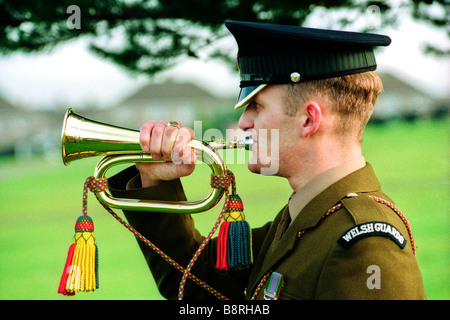 Riproduzione Bugler Ultimo Post al funerale di Welsh Guards soldato veterano della guerra delle Falkland sepolto in un cimitero di Swansea Foto Stock