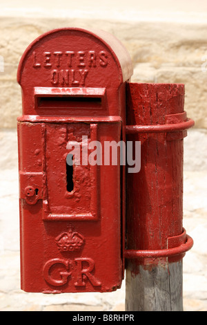 Piccola lampada rossa la più piccola casella postale effettuate al di fuori del cape agulhas faro e museo Foto Stock