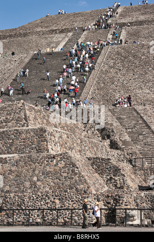 Persone che salgono fino alla Piramide del sole di Teotihuacan, Messico Foto Stock